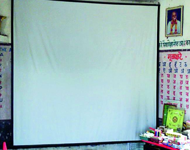 The power failure e-learning set fell in the dust | विजेअभावी ई-लर्निंग संच पडले धूळखात The power failure e-learning set fell in the dust | विजेअभावी ई-लर्निंग संच पडले धूळखात