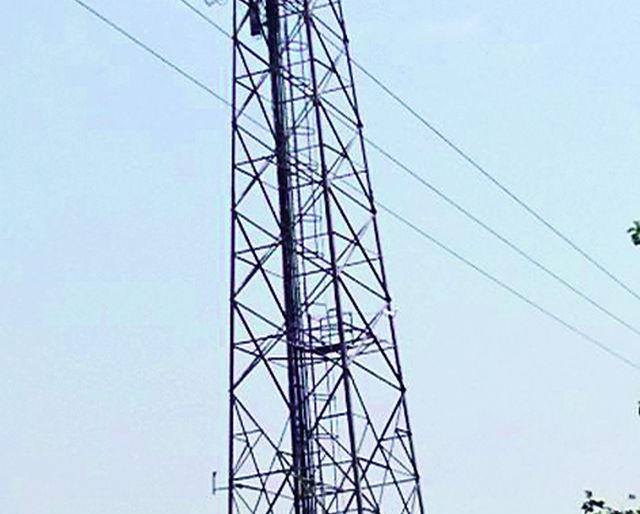 Illegal tower of mobile phones set up at Vihiragaan | विहीरगाव येथे उभारले मोबाईलचे अवैध टॉवर Illegal tower of mobile phones set up at Vihiragaan | विहीरगाव येथे उभारले मोबाईलचे अवैध टॉवर