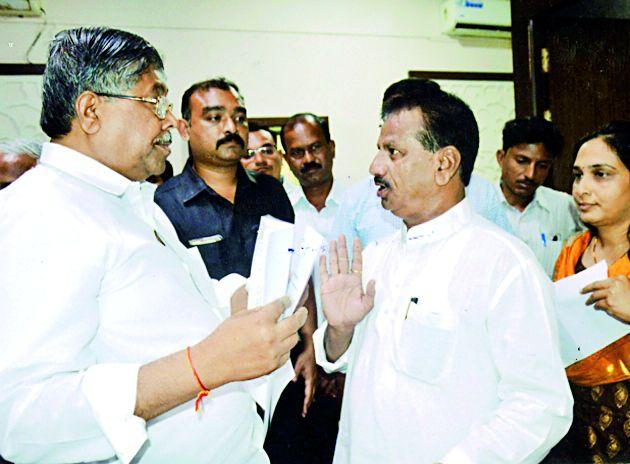 Project affected farmers are deprived of compensation | प्रकल्पग्रस्त शेतकरी मोबदल्यापासून वंचित Project affected farmers are deprived of compensation | प्रकल्पग्रस्त शेतकरी मोबदल्यापासून वंचित