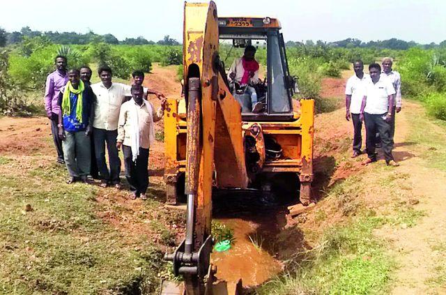 Drama paused by self-promotion | स्वखर्चातून नहराचा उपसा Drama paused by self-promotion | स्वखर्चातून नहराचा उपसा