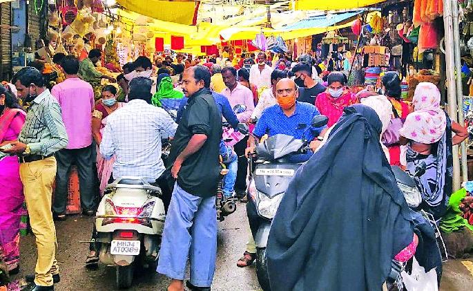 The merchants rejoiced because of the crowd of Ganesha devotees | गणेशभक्तांच्या गर्दीमुळे व्यापारी आनंदले The merchants rejoiced because of the crowd of Ganesha devotees | गणेशभक्तांच्या गर्दीमुळे व्यापारी आनंदले