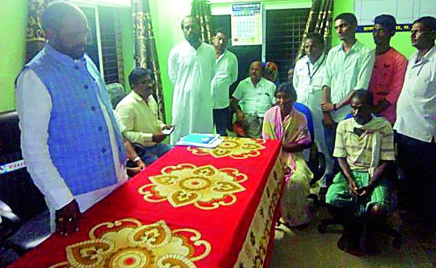 Distribution of Checks at the hands of Union Home Minister | आपादग्रस्तांना केंद्रीय गृहराज्यमंत्र्यांच्या हस्ते धनादेशाचे वितरण  Distribution of Checks at the hands of Union Home Minister | आपादग्रस्तांना केंद्रीय गृहराज्यमंत्र्यांच्या हस्ते धनादेशाचे वितरण