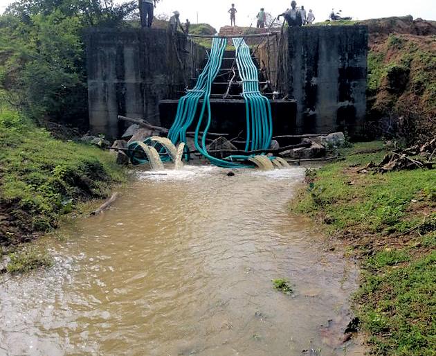 Syphan technique irrigates 700 acres of land | सायफन तंत्राने ७०० एकर शेतीचे सिंचन