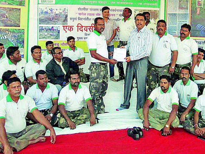 Eco-Pro Sitting Satyagraha for Solar Fencing Scheme | सौर कुंपण योजनेसाठी इको-प्रोचा बैठा सत्याग्रह Eco-Pro Sitting Satyagraha for Solar Fencing Scheme | सौर कुंपण योजनेसाठी इको-प्रोचा बैठा सत्याग्रह