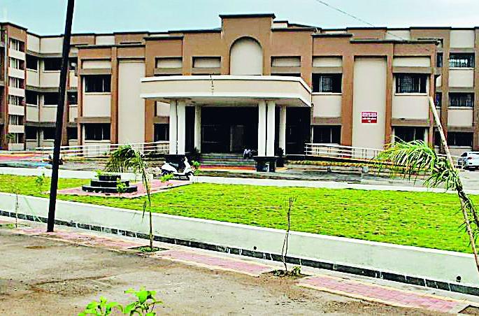 Shree Saibaba Sanstha donates Rs. 7.5 crores to the government hospital | श्रीसाईबाबा संस्थेकडून शासकीय रुग्णालयाला ७.५ कोटींची देणगी Shree Saibaba Sanstha donates Rs. 7.5 crores to the government hospital | श्रीसाईबाबा संस्थेकडून शासकीय रुग्णालयाला ७.५ कोटींची देणगी