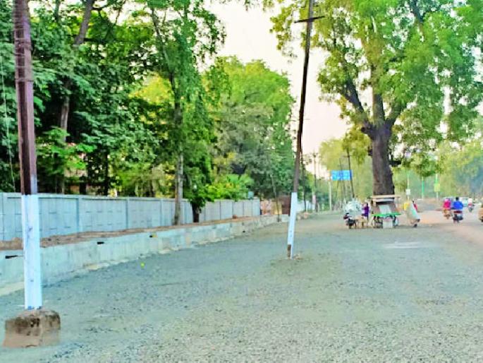 Blockade of power poles in road widening | रस्ते रुंदीकरणात वीज खांबांचा अडथळा Blockade of power poles in road widening | रस्ते रुंदीकरणात वीज खांबांचा अडथळा