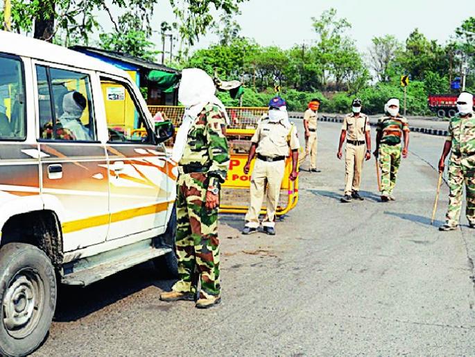 Strict inspection at 52 checkposts in the district | जिल्ह्यातील ५२ चेकपोस्टवर कडक तपासणी Strict inspection at 52 checkposts in the district | जिल्ह्यातील ५२ चेकपोस्टवर कडक तपासणी