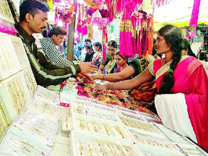 Rough prices increased by 10 percent | १० टक्क्यांनी राख्या महागल्या