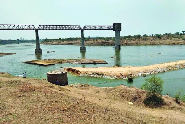 Lower Wardha's water in the Wardha River | लोअर वर्धाचे पाणी वर्धा नदीत