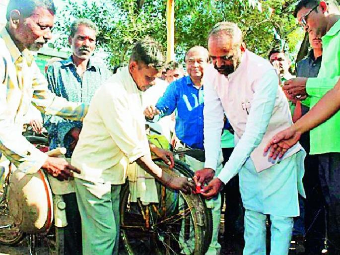 Reflector mounted on many bicycles to prevent night accidents | रात्रीचे अपघात टाळण्यासाठी अनेक सायकलींना लावले रिफ्लेक्टर Reflector mounted on many bicycles to prevent night accidents | रात्रीचे अपघात टाळण्यासाठी अनेक सायकलींना लावले रिफ्लेक्टर