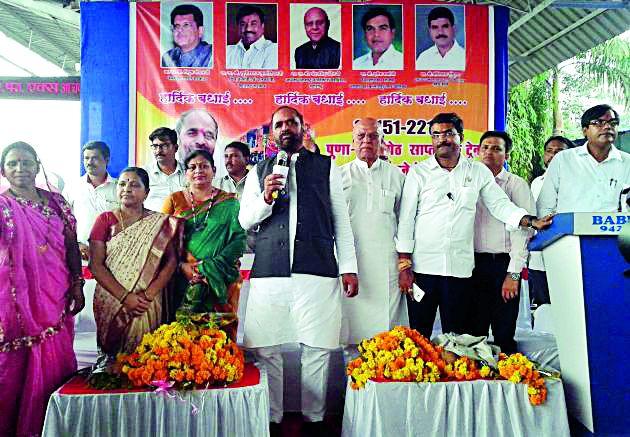 Welcome to the Pune-Kazipet Express at Chandrapur | पुणे-काजीपेठ एक्स्प्रेसचे चंद्रपुरात जल्लोषात स्वागत Welcome to the Pune-Kazipet Express at Chandrapur | पुणे-काजीपेठ एक्स्प्रेसचे चंद्रपुरात जल्लोषात स्वागत