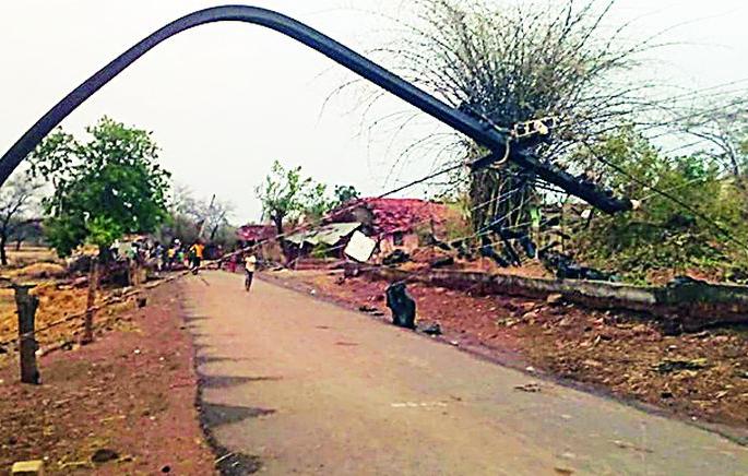 Severe storms in seven villages | सात गावांना वादळाचा जोरदार तडाखा Severe storms in seven villages | सात गावांना वादळाचा जोरदार तडाखा