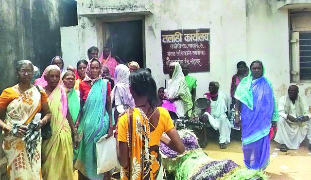 Veteran beneficiaries stroke in the sun | वयोवृद्ध लाभार्थी भर उन्हात ताटकळत Veteran beneficiaries stroke in the sun | वयोवृद्ध लाभार्थी भर उन्हात ताटकळत