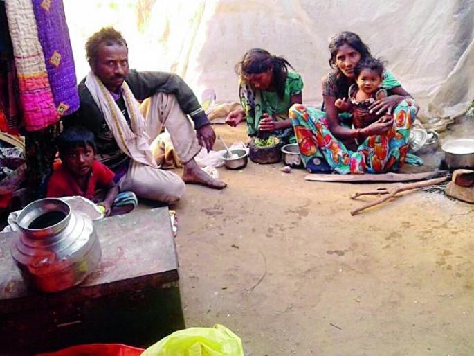 In the meantime, their 'luck' came alive in the open | क्षणार्धात ‘त्यांच्या’ नशिबी आले उघड्यावरचे जिणे In the meantime, their 'luck' came alive in the open | क्षणार्धात ‘त्यांच्या’ नशिबी आले उघड्यावरचे जिणे