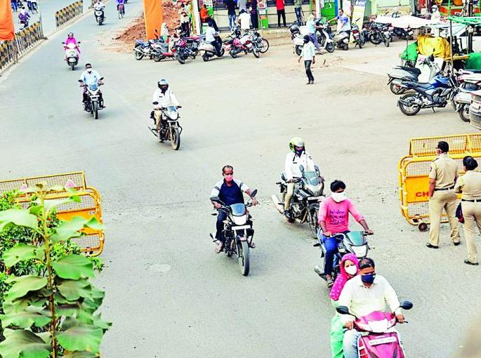 Citizens finally observe 'Janata Curfew' | अखेर नागरिकांनी पाळला ‘जनता कर्फ्यू’ Citizens finally observe 'Janata Curfew' | अखेर नागरिकांनी पाळला ‘जनता कर्फ्यू’