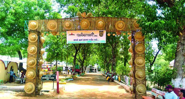 Adding to the advanced and remote people was added | प्रगत आणि दुर्गम माणसाला श्रमाने जोडले Adding to the advanced and remote people was added | प्रगत आणि दुर्गम माणसाला श्रमाने जोडले