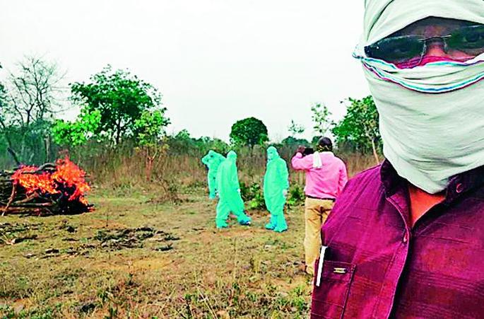 Eventually the sarpanch had to come forward for his funeral | अखेर त्यांच्या अंत्यसंस्कारासाठी सरपंचांना यावे लागले समोर