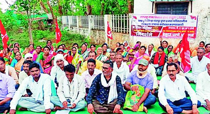 Citizens of eight villages became aggressive for tiger control | वाघाच्या बंदोबस्तासाठी आठ गावांतील नागरिक झाले आक्रमक Citizens of eight villages became aggressive for tiger control | वाघाच्या बंदोबस्तासाठी आठ गावांतील नागरिक झाले आक्रमक