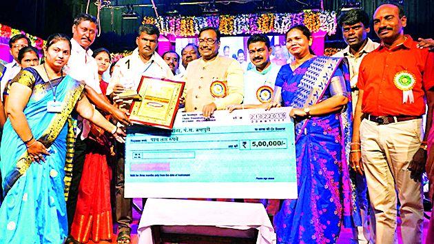 Jugnala Gram Panchayat, the first Model Village Award from the district | जुगनाळा ग्रा.पं.ला जिल्ह्यातून प्रथम आदर्श ग्राम पुरस्कार Jugnala Gram Panchayat, the first Model Village Award from the district | जुगनाळा ग्रा.पं.ला जिल्ह्यातून प्रथम आदर्श ग्राम पुरस्कार