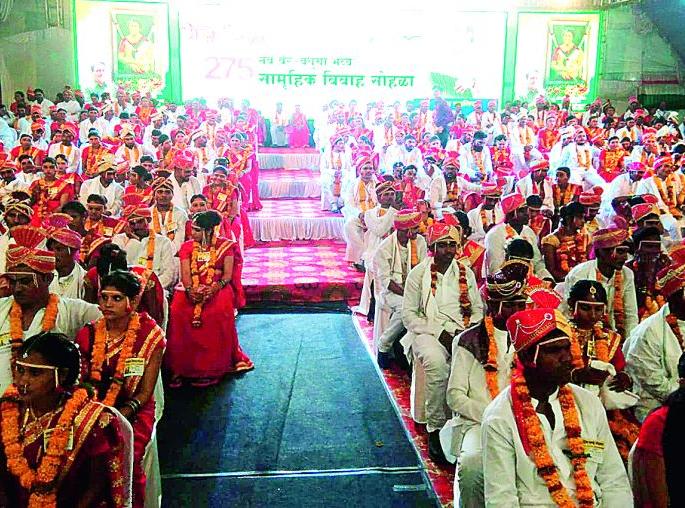 Satajanma knots tied by couples of different castes and religions at the same time | एकाच वेळी विविध जाती-धर्मातील जोडप्यांनी बांधल्या साताजन्माच्या गाठी Satajanma knots tied by couples of different castes and religions at the same time | एकाच वेळी विविध जाती-धर्मातील जोडप्यांनी बांधल्या साताजन्माच्या गाठी