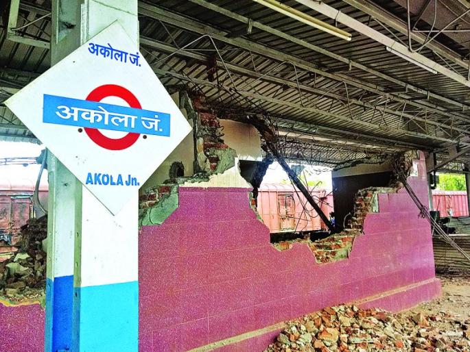 Railway administration neglect towards passengers facility | प्रवाशांच्या मूलभूत सेवांकडे रेल्वे प्रशासनाची डोळेझाक Railway administration neglect towards passengers facility | प्रवाशांच्या मूलभूत सेवांकडे रेल्वे प्रशासनाची डोळेझाक