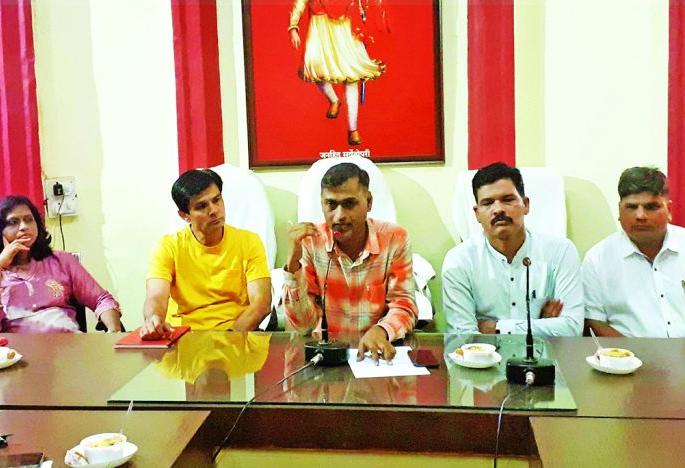 A group take initative for planting trees! | वृक्ष लागवडीसाठी ‘आम्ही अकोलेकर’ सरसावले!