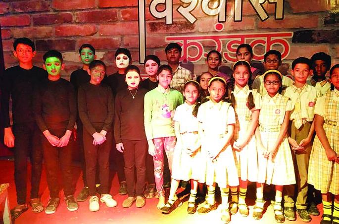 'Why is she lonely?' a dram play by children in Akola | कन्या भ्रूणहत्येवर ‘ती एकाकी का?’ने दिली सणसणीत चपराक 'Why is she lonely?' a dram play by children in Akola | कन्या भ्रूणहत्येवर ‘ती एकाकी का?’ने दिली सणसणीत चपराक