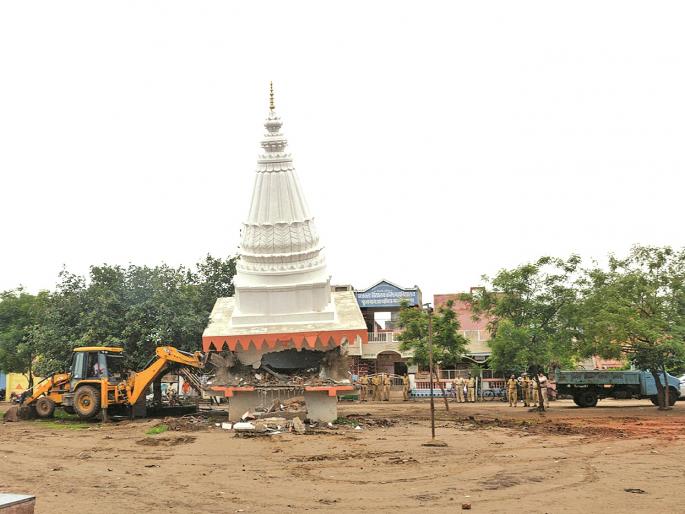 Action on three religious places in the city | अकोला शहरातील तीन धार्मिक स्थळे हटविली; मनपाची कारवाई Action on three religious places in the city | अकोला शहरातील तीन धार्मिक स्थळे हटविली; मनपाची कारवाई