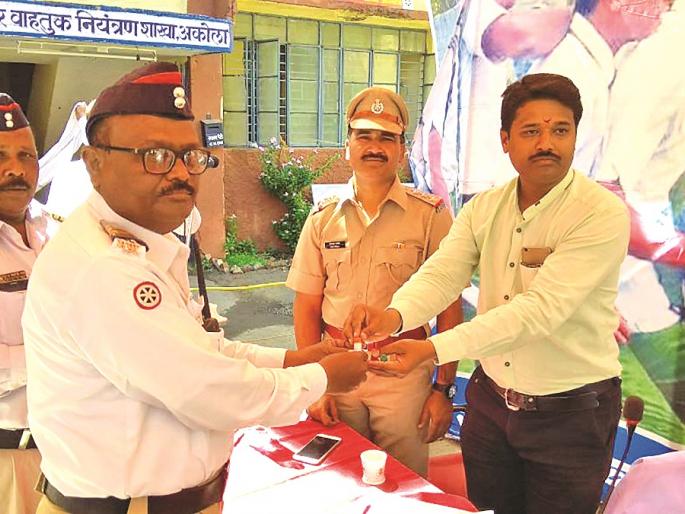 Health workshop for police performing duties in the summer | तळपत्या उन्हात कर्तव्य बजावणाऱ्या पोलिसांसाठी आरोग्य कार्यशाळा Health workshop for police performing duties in the summer | तळपत्या उन्हात कर्तव्य बजावणाऱ्या पोलिसांसाठी आरोग्य कार्यशाळा