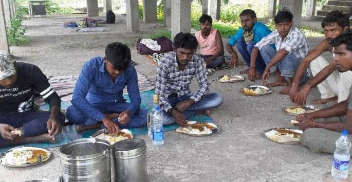 Senior citizens of Bhusawal gave a helping hand to eight foreign workers | भुसावळच्या ज्येष्ठ नागरिकांनी परप्रांतीय आठ मजुरांना दिला मदतीचा हात Senior citizens of Bhusawal gave a helping hand to eight foreign workers | भुसावळच्या ज्येष्ठ नागरिकांनी परप्रांतीय आठ मजुरांना दिला मदतीचा हात