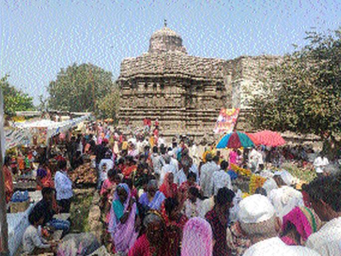 Changdeva devotees of devotees | चांगदेवला भाविकांची मांदियाळी