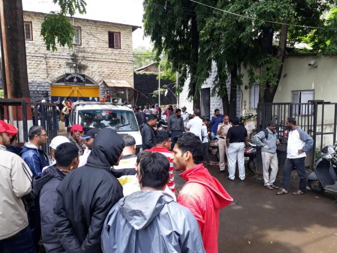 Satara: A mob, a complaint was filed against the Mobile Association's police station and a wrong offense | सातारा : मोबाईल असोसिएशनचा पोलीस ठाण्यावर मोर्चा, चुकीचा गुन्हा दाखल केल्याचा आरोप Satara: A mob, a complaint was filed against the Mobile Association's police station and a wrong offense | सातारा : मोबाईल असोसिएशनचा पोलीस ठाण्यावर मोर्चा, चुकीचा गुन्हा दाखल केल्याचा आरोप