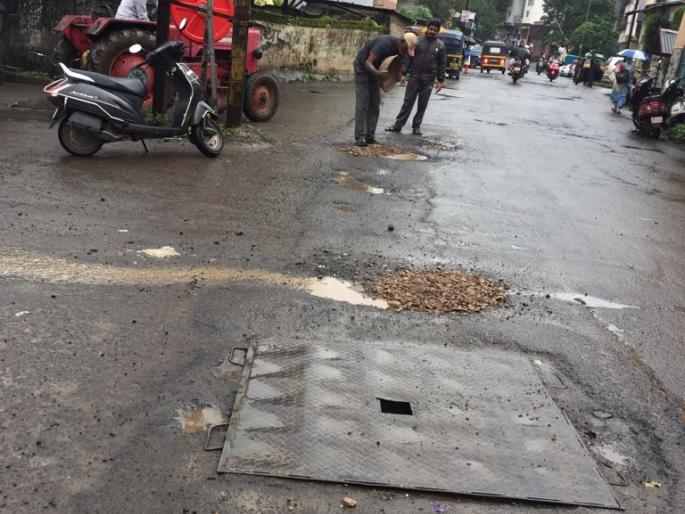 The potholes of Satara finally got affected, the corporation did not intervene | साताऱ्यातील खड्डे अखेर मुजविले, पालिकेने घेतली दखल The potholes of Satara finally got affected, the corporation did not intervene | साताऱ्यातील खड्डे अखेर मुजविले, पालिकेने घेतली दखल