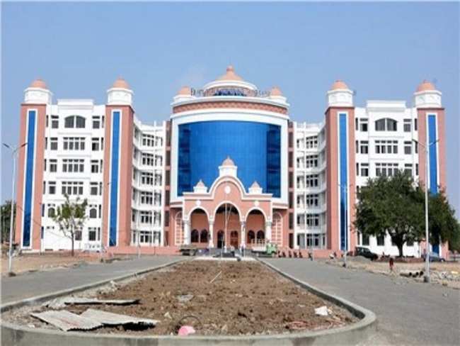 Court resumes today; Will run in two sessions | आजपासून न्यायालयाचे कामकाज सुरू; दोन सत्रात चालणार कामकाज Court resumes today; Will run in two sessions | आजपासून न्यायालयाचे कामकाज सुरू; दोन सत्रात चालणार कामकाज