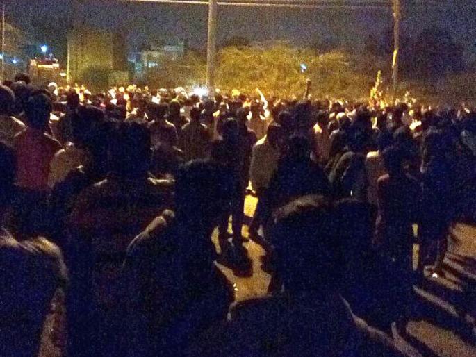 Stress due to stones in two groups of Dhule | धुळ्यात दोन गटात दगडफेकीमुळे तणाव Stress due to stones in two groups of Dhule | धुळ्यात दोन गटात दगडफेकीमुळे तणाव