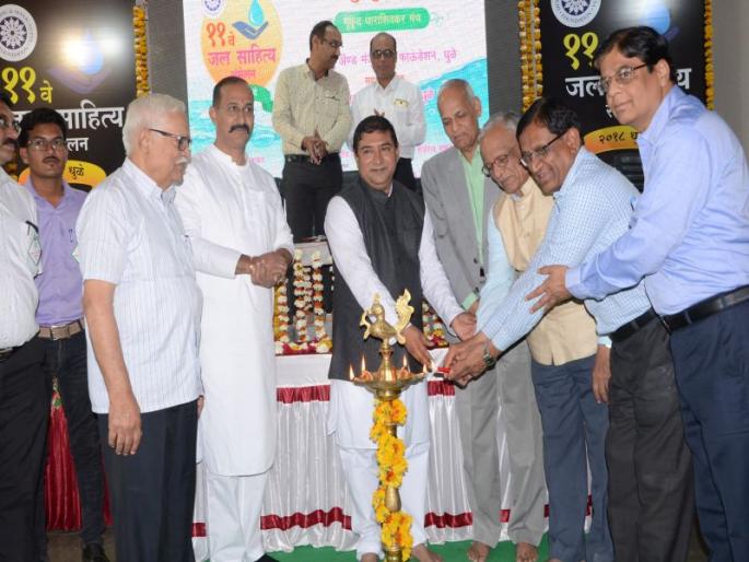 Eleventh Water Resources Sanitation begins in Dhule | अकराव्या जलसाहित्य संमेलनाला धुळ्यात सुरूवात Eleventh Water Resources Sanitation begins in Dhule | अकराव्या जलसाहित्य संमेलनाला धुळ्यात सुरूवात
