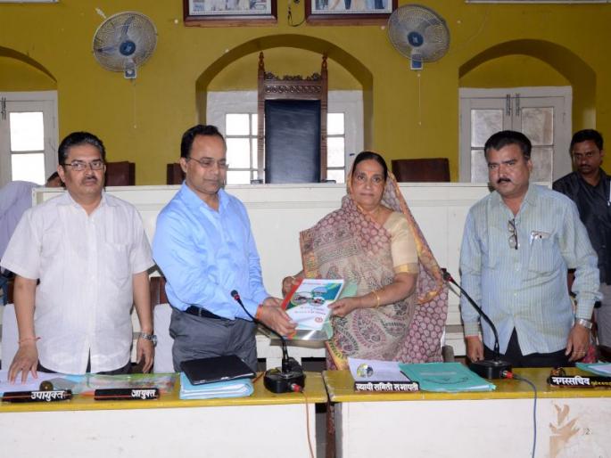 The budget of Dhule Municipal Corporation will be Rs. 254 crores | धुळे महापालिकेचा २५४ कोटींचा अर्थसंकल्प सादर The budget of Dhule Municipal Corporation will be Rs. 254 crores | धुळे महापालिकेचा २५४ कोटींचा अर्थसंकल्प सादर