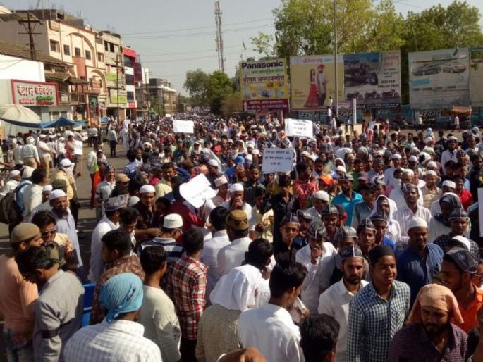 Dhokla Aakrosh Morcha in protest against the incidents of Katua, Unnao | कटुआ, उन्नाव येथील घटनांच्या निषेधार्थ धुळ्यात आक्रोश मोर्चा Dhokla Aakrosh Morcha in protest against the incidents of Katua, Unnao | कटुआ, उन्नाव येथील घटनांच्या निषेधार्थ धुळ्यात आक्रोश मोर्चा