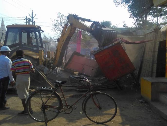 Initiation of de-encroachment on Sakri Road in Dhule city | धुळे शहरातील साक्रीरोडवरील अतिक्रमण हटविण्यास सुरूवात Initiation of de-encroachment on Sakri Road in Dhule city | धुळे शहरातील साक्रीरोडवरील अतिक्रमण हटविण्यास सुरूवात