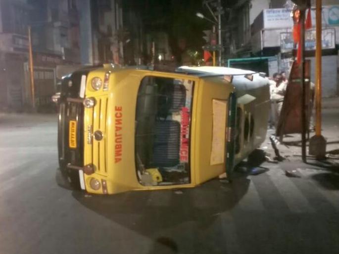 Accident in ambulance, luxury in the Dhule | धुळ्यात रुग्णवाहिका, लक्झरी यांच्यात अपघात  Accident in ambulance, luxury in the Dhule | धुळ्यात रुग्णवाहिका, लक्झरी यांच्यात अपघात