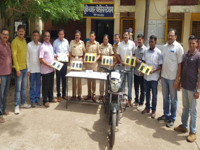 You can get rid of mobile snatching in Dhule | धुळ्यात मोबाईल हिसकाविणाºयांच्या मुसक्या आवळल्या You can get rid of mobile snatching in Dhule | धुळ्यात मोबाईल हिसकाविणाºयांच्या मुसक्या आवळल्या