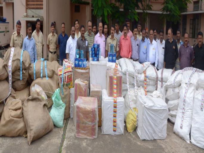17 lakhs of gutka caught in Dhule | धुळ्यात १७ लाखांचा गुटखा पकडला 17 lakhs of gutka caught in Dhule | धुळ्यात १७ लाखांचा गुटखा पकडला