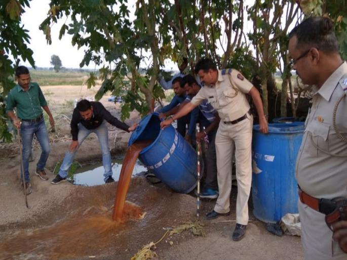 Destroying the dump of ammunition near Dhundar | धुळ्यानजिक वडेलजवळ गावठी दारु नष्ट Destroying the dump of ammunition near Dhundar | धुळ्यानजिक वडेलजवळ गावठी दारु नष्ट