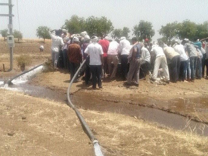 Woman commits suicide by jumping into a well with two children | महिलेची दोघा मुलांसह विहिरीत उडी मारून आत्महत्या Woman commits suicide by jumping into a well with two children | महिलेची दोघा मुलांसह विहिरीत उडी मारून आत्महत्या