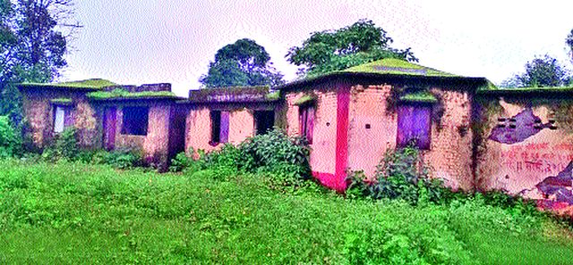 Poor condition of Devgaon school building | देवगाव शाळा इमारतीची दुरवस्था