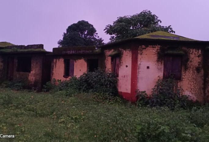 Poor condition of Devgaon school building | देवगाव शाळेच्या इमारतीची दुरवस्था
