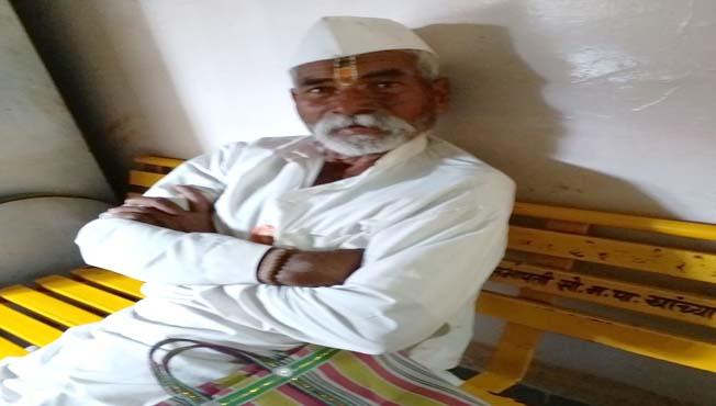With the right to information, Haldudunga parrot Nawaladenni has kept all the villages, types of Solapur district! | माहिती अधिकाराच्या शस्त्राने हळदुगेंच्या पोपट नलावडेंनी ठेवले अख्खे गाव धाकात, सोलापूर जिल्ह्यातील प्रकार !