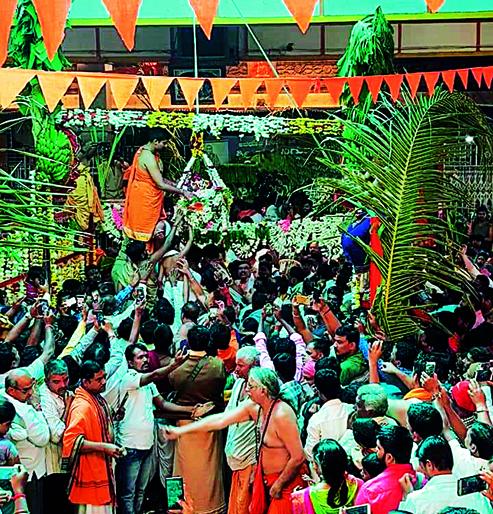 Directly from Songbang; Dutt Dutt has started such meditation, he has lost his mind! | थेट गाणगापुरातून; दत्त दत्त ऐसे लागले ध्यान, हरपले मन झाले उन्मन! Directly from Songbang; Dutt Dutt has started such meditation, he has lost his mind! | थेट गाणगापुरातून; दत्त दत्त ऐसे लागले ध्यान, हरपले मन झाले उन्मन!