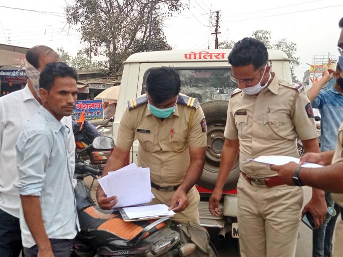 Dindori police keep an eye on unmasked citizens | विनामास्क नागरिकांवर दिंडोरी पोलिसाची नजर Dindori police keep an eye on unmasked citizens | विनामास्क नागरिकांवर दिंडोरी पोलिसाची नजर