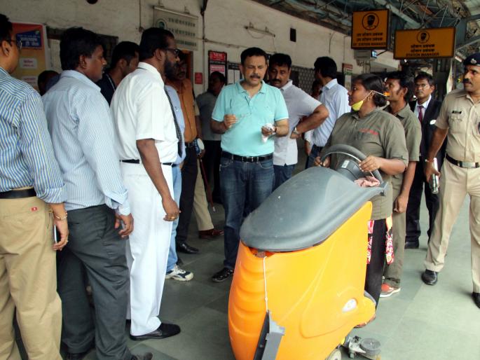 A new railway pedestrian bridge will be constructed at Dombivli railway station, visiting Jain's station | डोंबिवली रेल्वे स्थानकात नवा रेल्वे पादचारी पूल होणार, जैन यांची स्थानकाला भेट A new railway pedestrian bridge will be constructed at Dombivli railway station, visiting Jain's station | डोंबिवली रेल्वे स्थानकात नवा रेल्वे पादचारी पूल होणार, जैन यांची स्थानकाला भेट